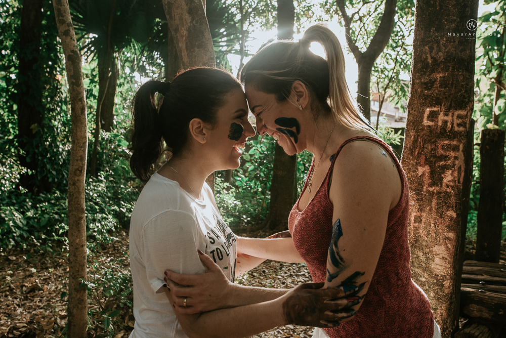 ensaio debutante com a mae no parque usando tinta 