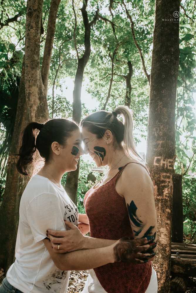 ensaio debutante com a mae no parque usando tinta 