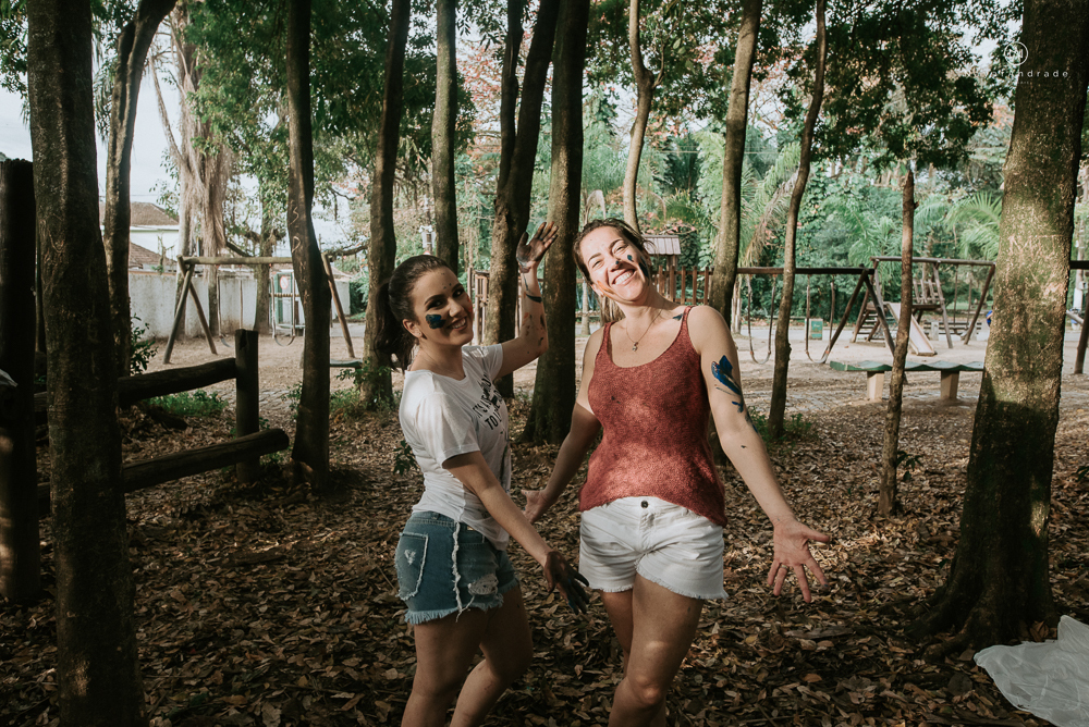 ensaio debutante com a mae no parque usando tinta 