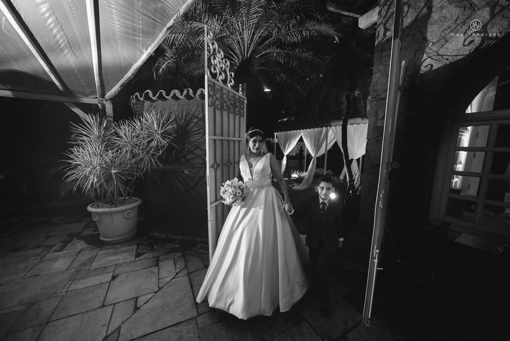 Casamento noturno tematico exclusivo com casal estiloso fotos envolvendo efeitos especiais de fogo e chuva no buffet orion e assessoria jean michel  noiva veste santos maison e noivo veste ricardo almeida fotografia nayara andrade imagiart