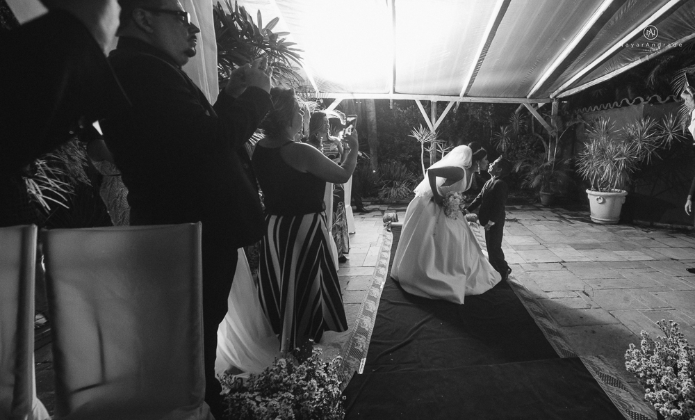Casamento noturno tematico exclusivo com casal estiloso fotos envolvendo efeitos especiais de fogo e chuva no buffet orion e assessoria jean michel  noiva veste santos maison e noivo veste ricardo almeida fotografia nayara andrade imagiart