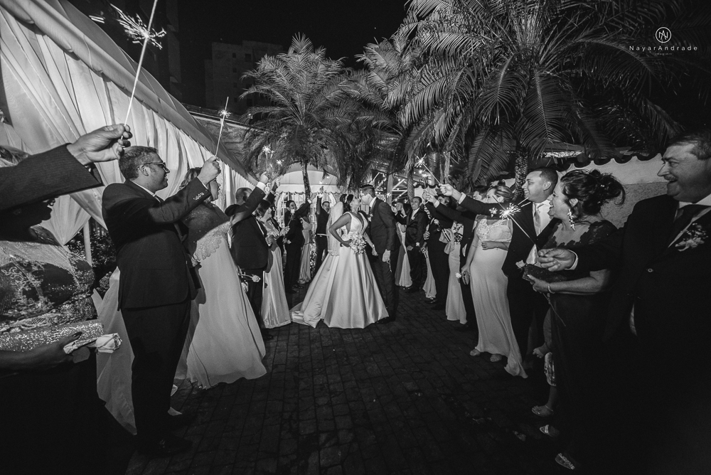 Casamento noturno tematico exclusivo com casal estiloso fotos envolvendo efeitos especiais de fogo e chuva no buffet orion e assessoria jean michel  noiva veste santos maison e noivo veste ricardo almeida fotografia nayara andrade imagiart