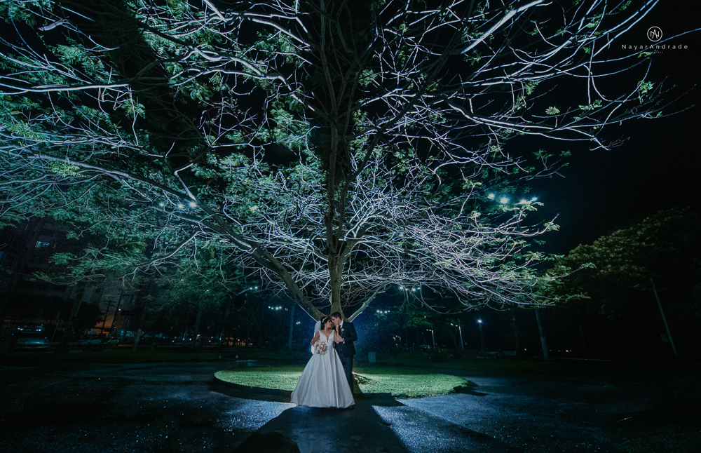 Casamento noturno tematico exclusivo com casal estiloso fotos envolvendo efeitos especiais de fogo e chuva no buffet orion e assessoria jean michel  noiva veste santos maison e noivo veste ricardo almeida fotografia nayara andrade imagiart
