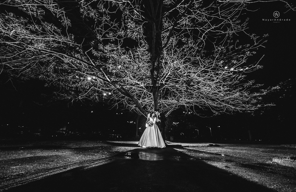 Casamento noturno tematico exclusivo com casal estiloso fotos envolvendo efeitos especiais de fogo e chuva no buffet orion e assessoria jean michel  noiva veste santos maison e noivo veste ricardo almeida fotografia nayara andrade imagiart