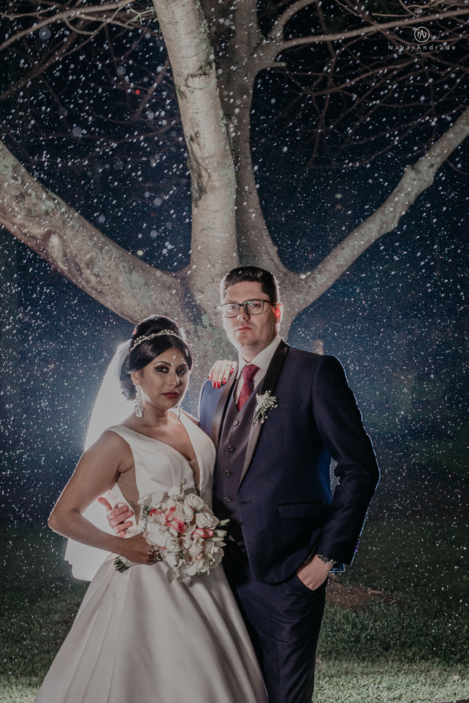 Casamento noturno tematico exclusivo com casal estiloso fotos envolvendo efeitos especiais de fogo e chuva no buffet orion e assessoria jean michel  noiva veste santos maison e noivo veste ricardo almeida fotografia nayara andrade imagiart