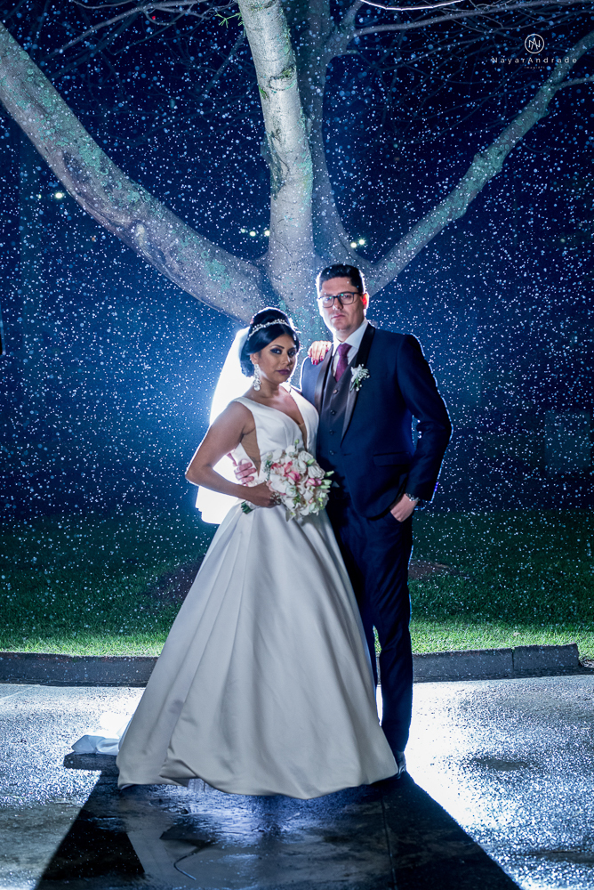 Casamento noturno tematico exclusivo com casal estiloso fotos envolvendo efeitos especiais de fogo e chuva no buffet orion e assessoria jean michel  noiva veste santos maison e noivo veste ricardo almeida fotografia nayara andrade imagiart
