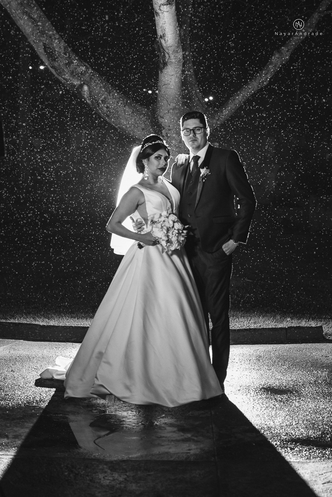 Casamento noturno tematico exclusivo com casal estiloso fotos envolvendo efeitos especiais de fogo e chuva no buffet orion e assessoria jean michel  noiva veste santos maison e noivo veste ricardo almeida fotografia nayara andrade imagiart