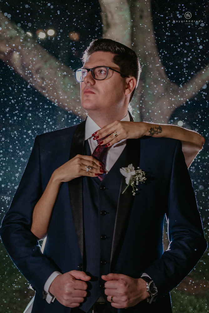 Casamento noturno tematico exclusivo com casal estiloso fotos envolvendo efeitos especiais de fogo e chuva no buffet orion e assessoria jean michel  noiva veste santos maison e noivo veste ricardo almeida fotografia nayara andrade imagiart