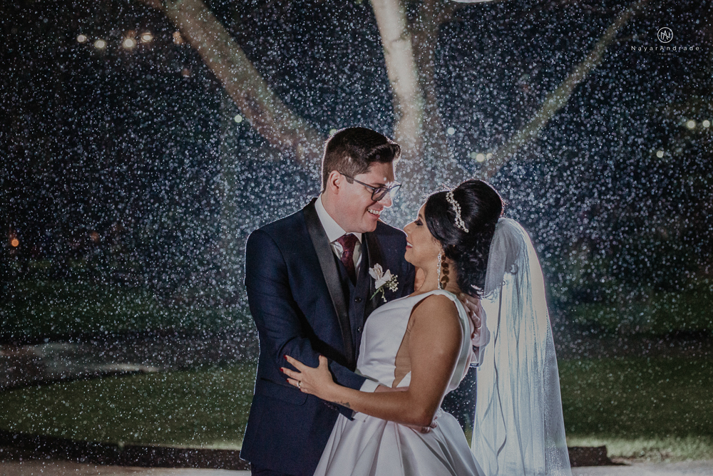 Casamento noturno tematico exclusivo com casal estiloso fotos envolvendo efeitos especiais de fogo e chuva no buffet orion e assessoria jean michel  noiva veste santos maison e noivo veste ricardo almeida fotografia nayara andrade imagiart