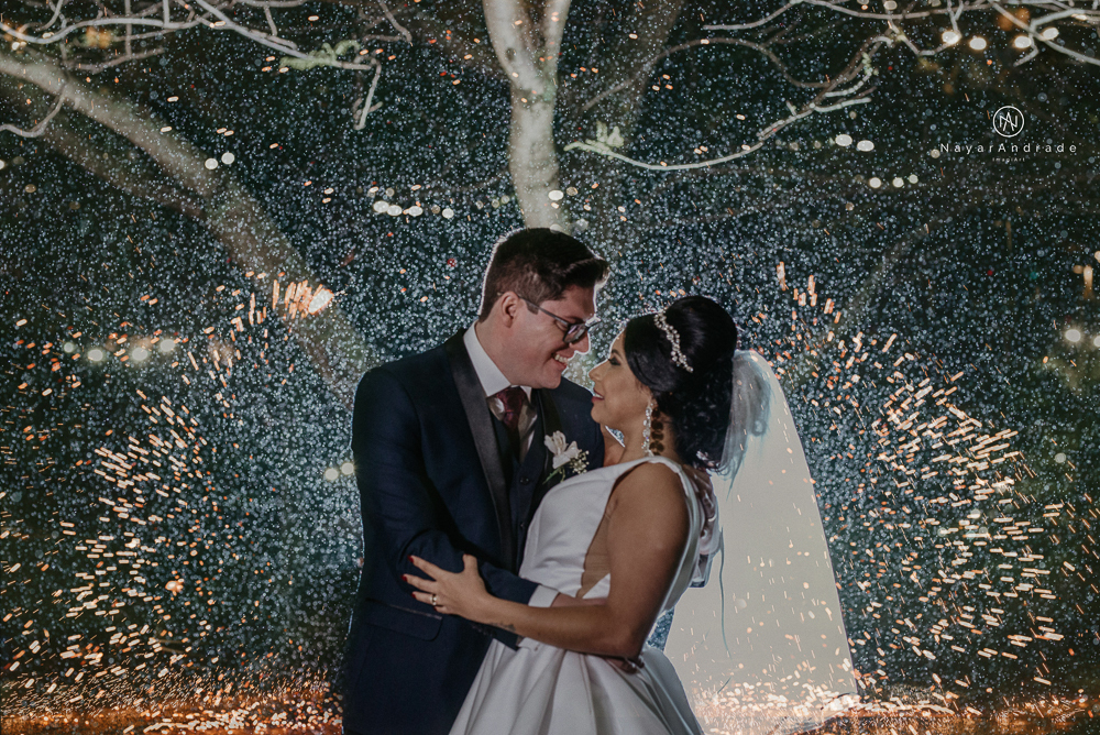 Casamento noturno tematico exclusivo com casal estiloso fotos envolvendo efeitos especiais de fogo e chuva no buffet orion e assessoria jean michel  noiva veste santos maison e noivo veste ricardo almeida fotografia nayara andrade imagiart