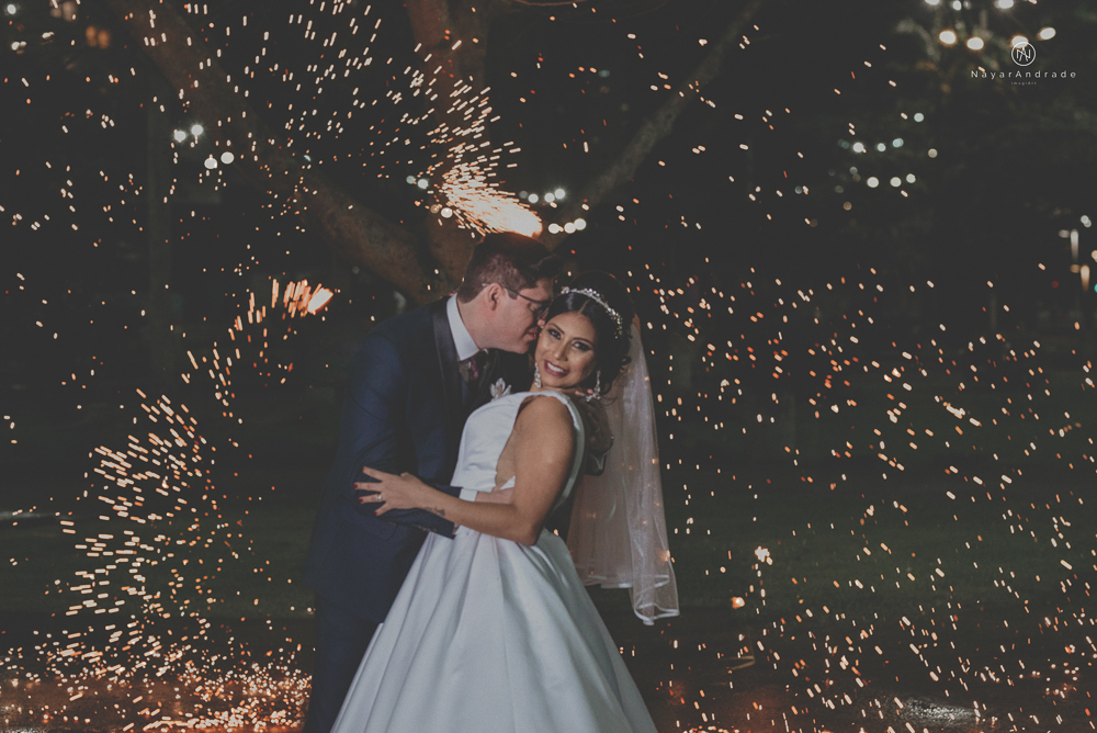 Casamento noturno tematico exclusivo com casal estiloso fotos envolvendo efeitos especiais de fogo e chuva no buffet orion e assessoria jean michel  noiva veste santos maison e noivo veste ricardo almeida fotografia nayara andrade imagiart