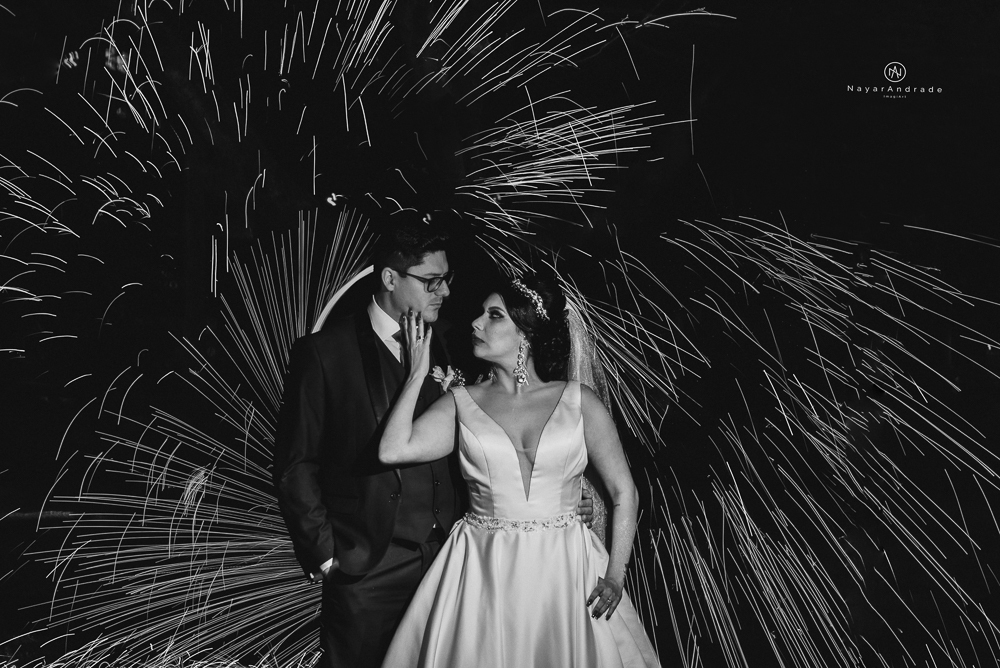Casamento noturno tematico exclusivo com casal estiloso fotos envolvendo efeitos especiais de fogo e chuva no buffet orion e assessoria jean michel  noiva veste santos maison e noivo veste ricardo almeida fotografia nayara andrade imagiart