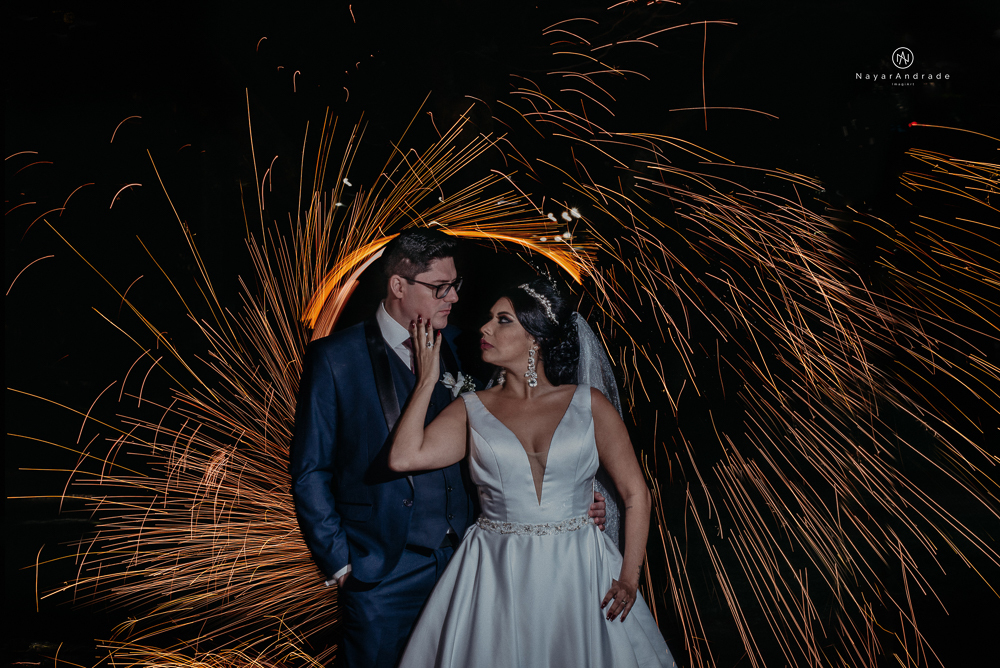 Casamento noturno tematico exclusivo com casal estiloso fotos envolvendo efeitos especiais de fogo e chuva no buffet orion e assessoria jean michel  noiva veste santos maison e noivo veste ricardo almeida fotografia nayara andrade imagiart