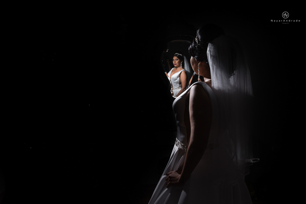 Casamento noturno tematico exclusivo com casal estiloso fotos envolvendo efeitos especiais de fogo e chuva no buffet orion e assessoria jean michel  noiva veste santos maison e noivo veste ricardo almeida fotografia nayara andrade imagiart