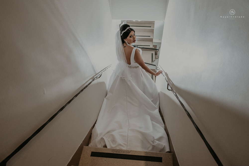 Casamento noturno tematico exclusivo com casal estiloso fotos envolvendo efeitos especiais de fogo e chuva no buffet orion e assessoria jean michel  noiva veste santos maison e noivo veste ricardo almeida fotografia nayara andrade imagiart