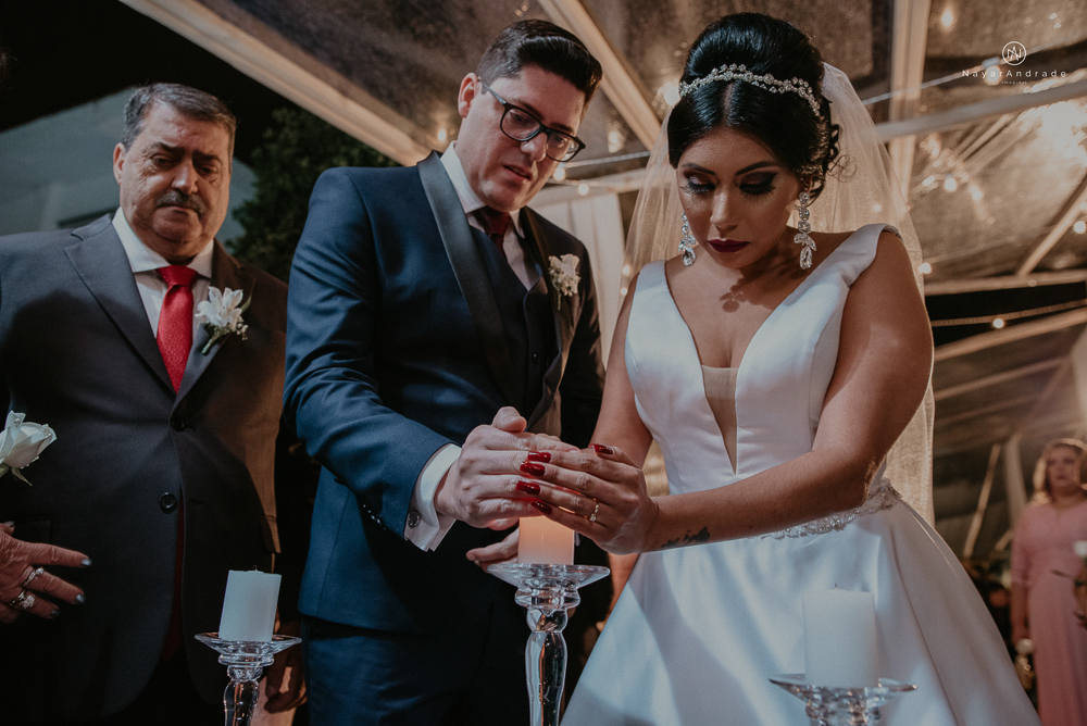 Casamento noturno tematico exclusivo com casal estiloso fotos envolvendo efeitos especiais de fogo e chuva no buffet orion e assessoria jean michel  noiva veste santos maison e noivo veste ricardo almeida fotografia nayara andrade imagiart