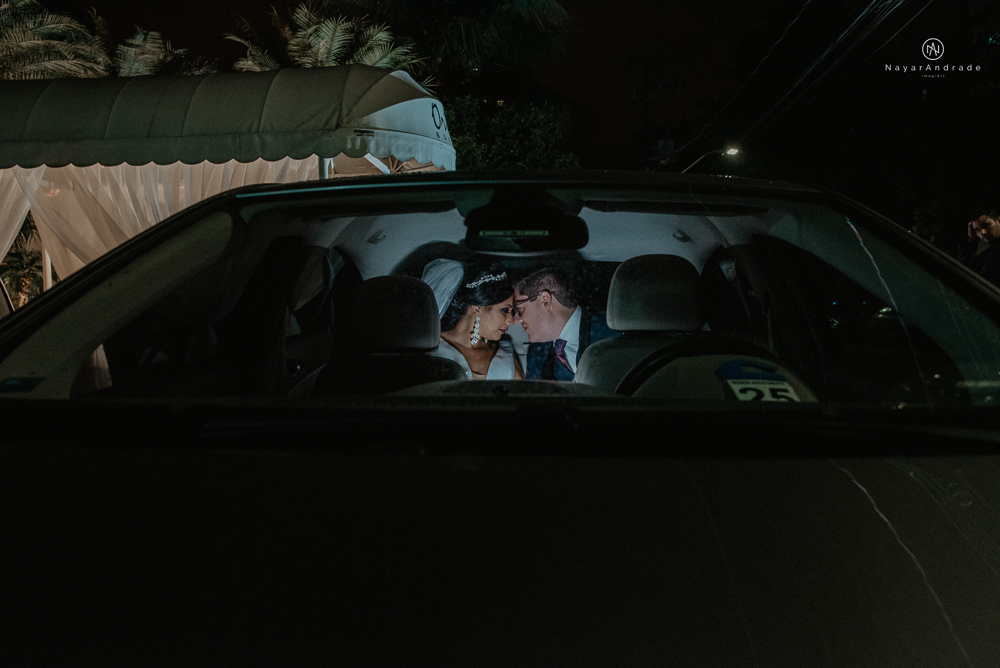 Casamento noturno tematico exclusivo com casal estiloso fotos envolvendo efeitos especiais de fogo e chuva no buffet orion e assessoria jean michel  noiva veste santos maison e noivo veste ricardo almeida fotografia nayara andrade imagiart
