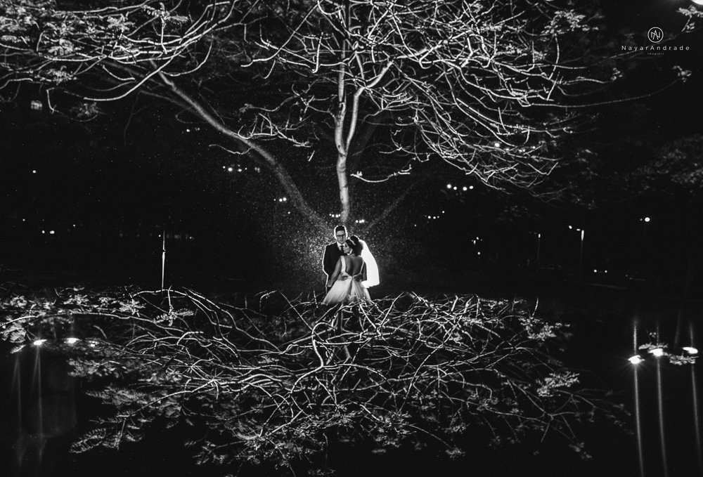 Casamento noturno tematico exclusivo com casal estiloso fotos envolvendo efeitos especiais de fogo e chuva no buffet orion e assessoria jean michel  noiva veste santos maison e noivo veste ricardo almeida fotografia nayara andrade imagiart