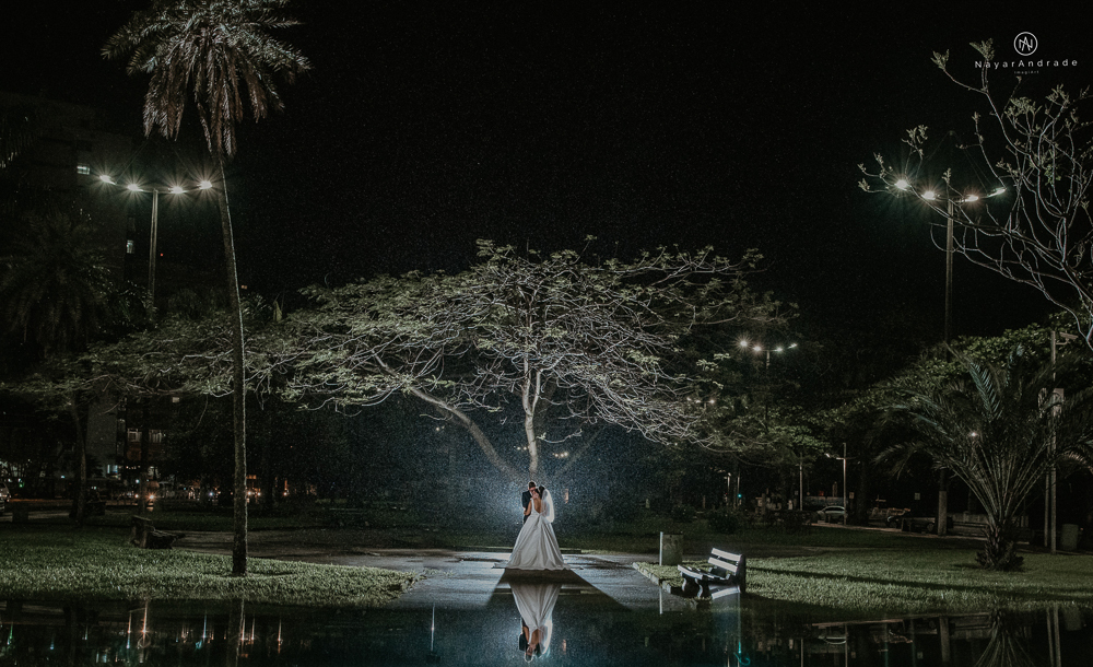 Casamento noturno tematico exclusivo com casal estiloso fotos envolvendo efeitos especiais de fogo e chuva no buffet orion e assessoria jean michel  noiva veste santos maison e noivo veste ricardo almeida fotografia nayara andrade imagiart