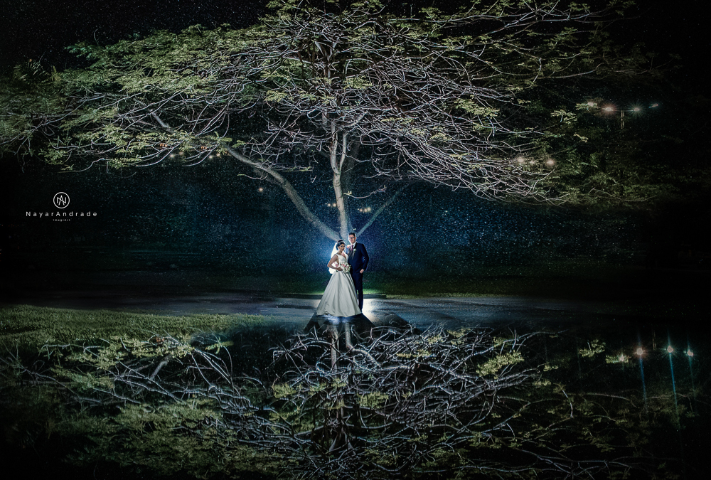 Casamento noturno tematico exclusivo com casal estiloso fotos envolvendo efeitos especiais de fogo e chuva no buffet orion e assessoria jean michel  noiva veste santos maison e noivo veste ricardo almeida fotografia nayara andrade imagiart