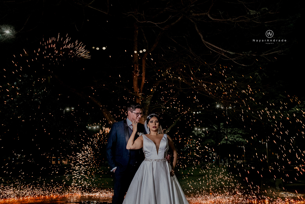 Casamento noturno tematico exclusivo com casal estiloso fotos envolvendo efeitos especiais de fogo e chuva no buffet orion e assessoria jean michel  noiva veste santos maison e noivo veste ricardo almeida fotografia nayara andrade imagiart