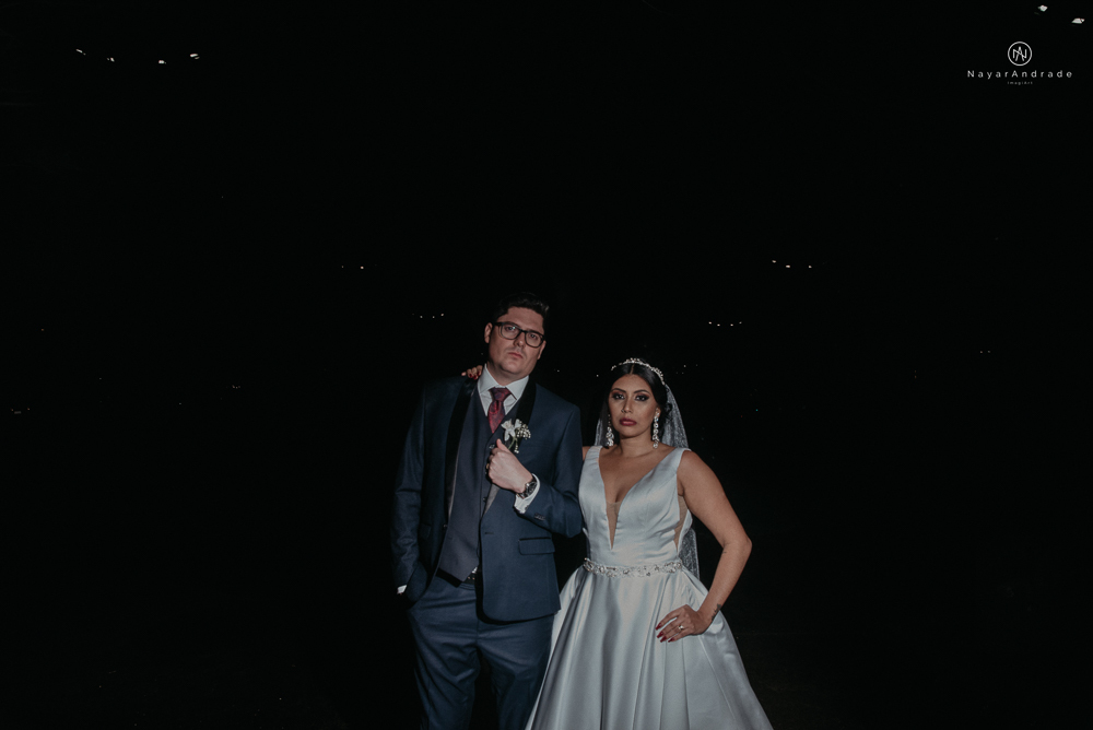 Casamento noturno tematico exclusivo com casal estiloso fotos envolvendo efeitos especiais de fogo e chuva no buffet orion e assessoria jean michel  noiva veste santos maison e noivo veste ricardo almeida fotografia nayara andrade imagiart