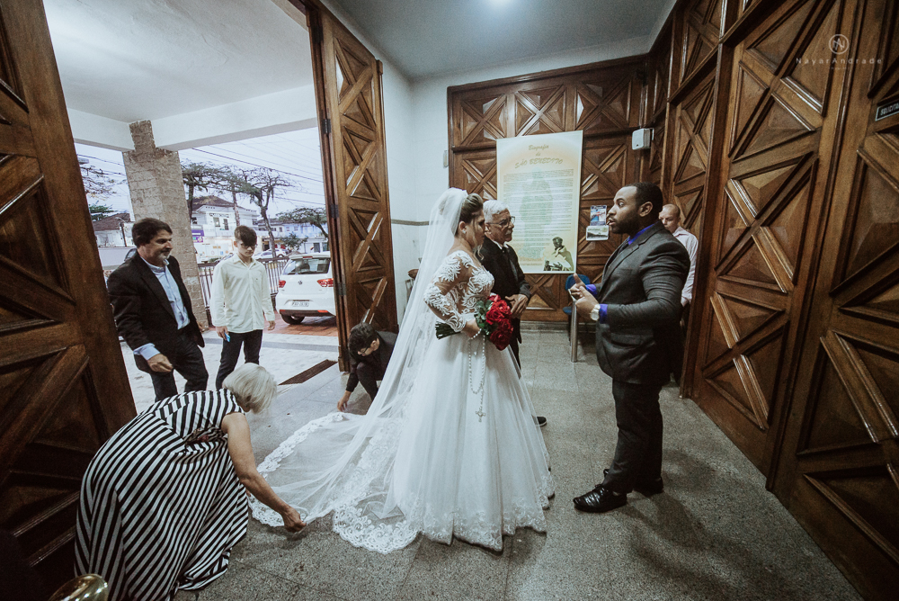 casamento realizado na igreja e salao tremendao em santos noiva com vestido modelo esclusivo de estilista assessoria jean michel cerimonial e beleza yan rodrigues make and hair casamento com detalhes rusticos e homenagem a nossa senhora aparecida 