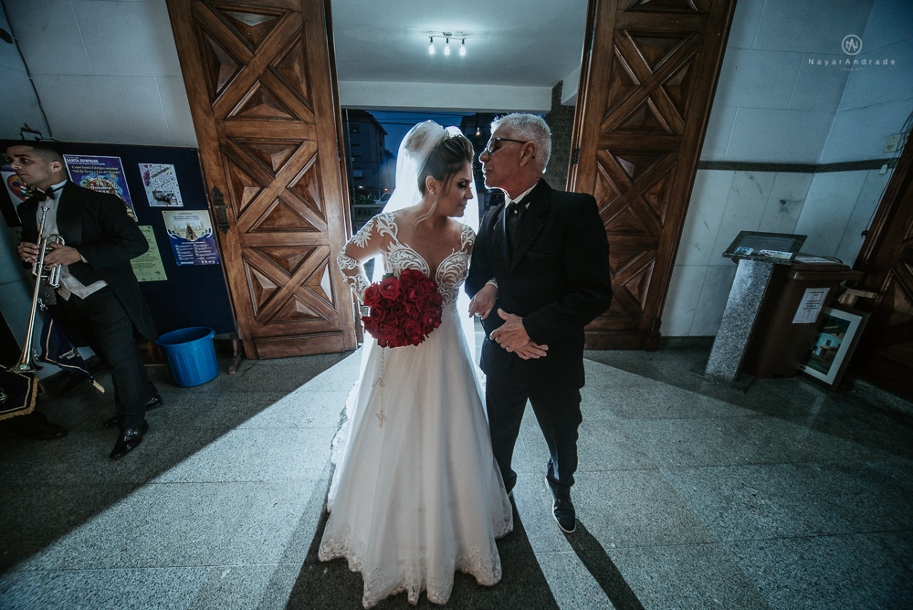 casamento realizado na igreja e salao tremendao em santos noiva com vestido modelo esclusivo de estilista assessoria jean michel cerimonial e beleza yan rodrigues make and hair casamento com detalhes rusticos e homenagem a nossa senhora aparecida 