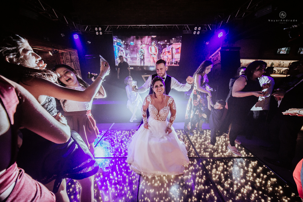casamento realizado na igreja e salao tremendao em santos noiva com vestido modelo esclusivo de estilista assessoria jean michel cerimonial e beleza yan rodrigues make and hair casamento com detalhes rusticos e homenagem a nossa senhora aparecida 