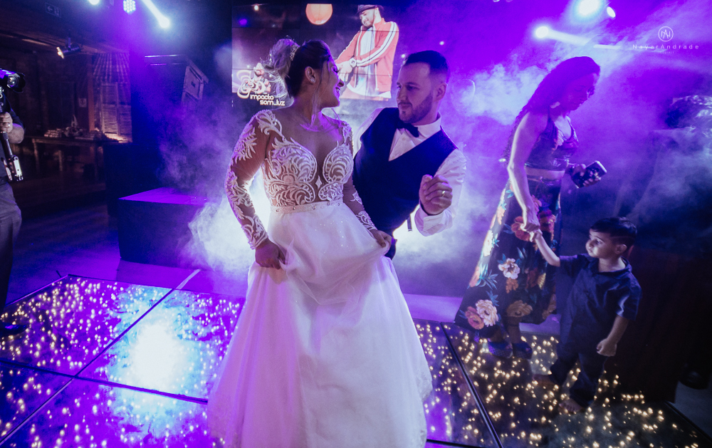 casamento realizado na igreja e salao tremendao em santos noiva com vestido modelo esclusivo de estilista assessoria jean michel cerimonial e beleza yan rodrigues make and hair casamento com detalhes rusticos e homenagem a nossa senhora aparecida 
