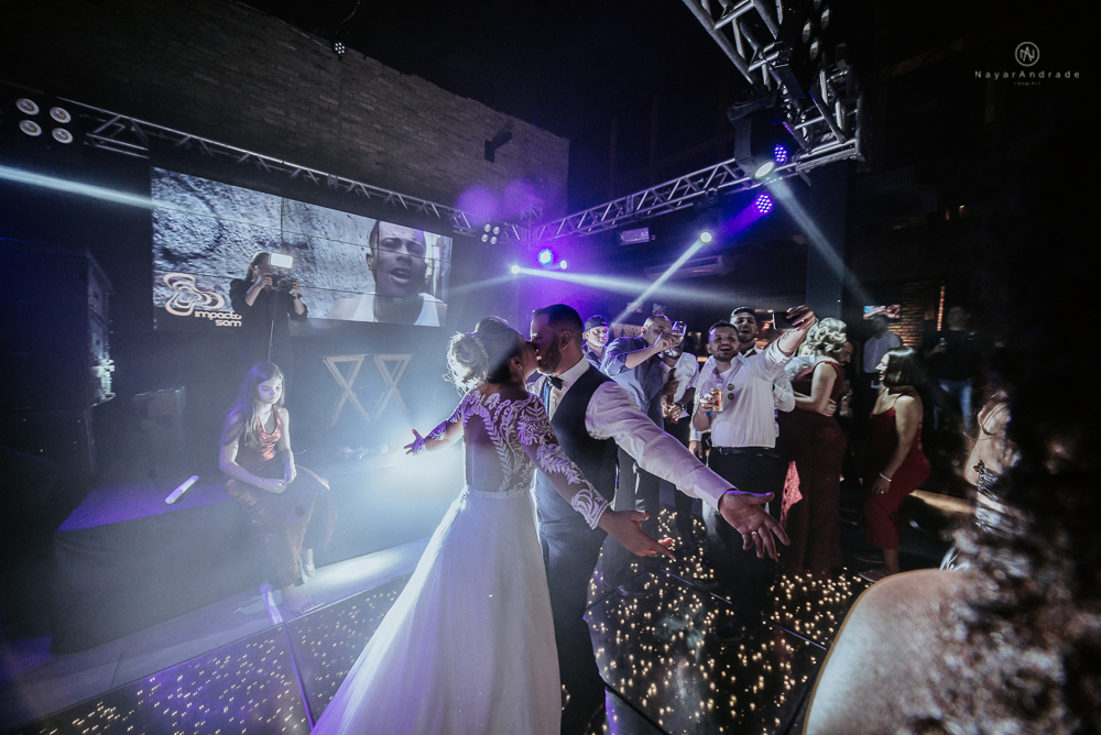 casamento realizado na igreja e salao tremendao em santos noiva com vestido modelo esclusivo de estilista assessoria jean michel cerimonial e beleza yan rodrigues make and hair casamento com detalhes rusticos e homenagem a nossa senhora aparecida 