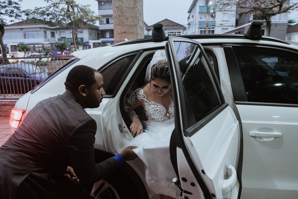 casamento realizado na igreja e salao tremendao em santos noiva com vestido modelo esclusivo de estilista assessoria jean michel cerimonial e beleza yan rodrigues make and hair casamento com detalhes rusticos e homenagem a nossa senhora aparecida 