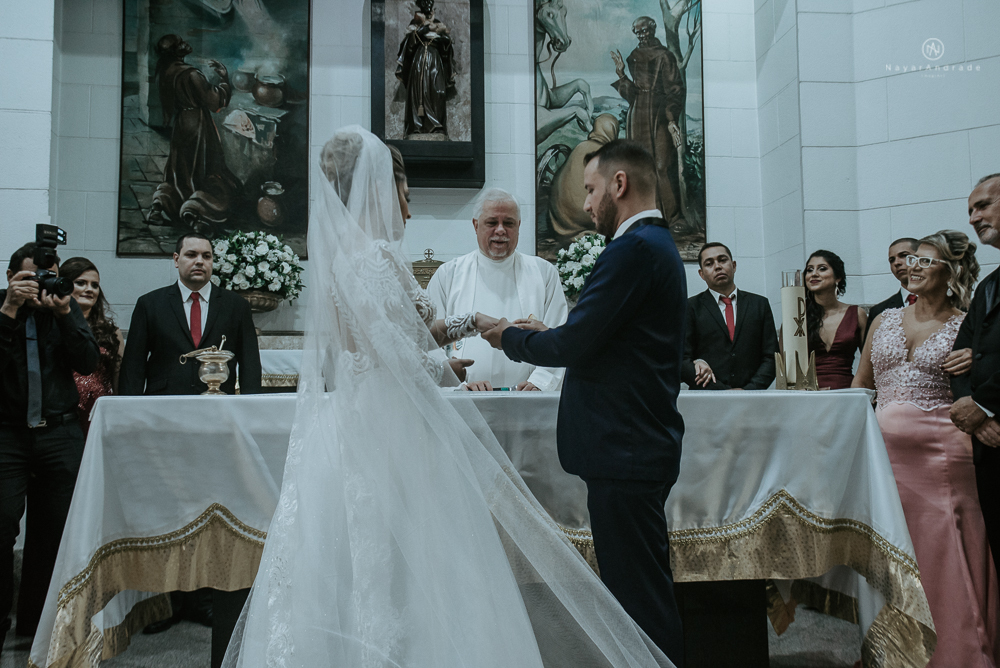 casamento realizado na igreja e salao tremendao em santos noiva com vestido modelo esclusivo de estilista assessoria jean michel cerimonial e beleza yan rodrigues make and hair casamento com detalhes rusticos e homenagem a nossa senhora aparecida 
