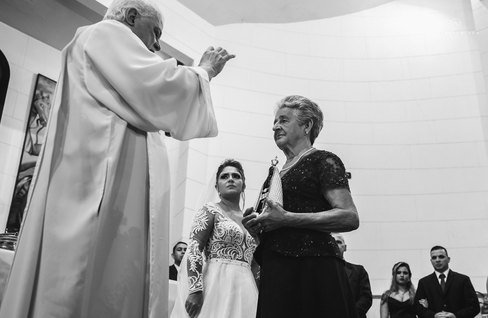 casamento realizado na igreja e salao tremendao em santos noiva com vestido modelo esclusivo de estilista assessoria jean michel cerimonial e beleza yan rodrigues make and hair casamento com detalhes rusticos e homenagem a nossa senhora aparecida 