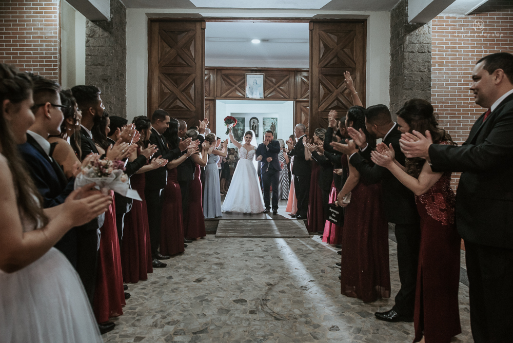 casamento realizado na igreja e salao tremendao em santos noiva com vestido modelo esclusivo de estilista assessoria jean michel cerimonial e beleza yan rodrigues make and hair casamento com detalhes rusticos e homenagem a nossa senhora aparecida 