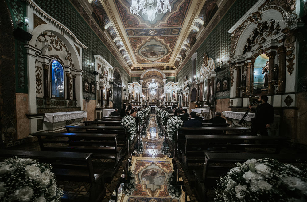 fotografia de casamento na igreja santo antonio do valongo em santos de noite com passarela espelhada e noivos no estilo classico ideias de fotografia de casamento