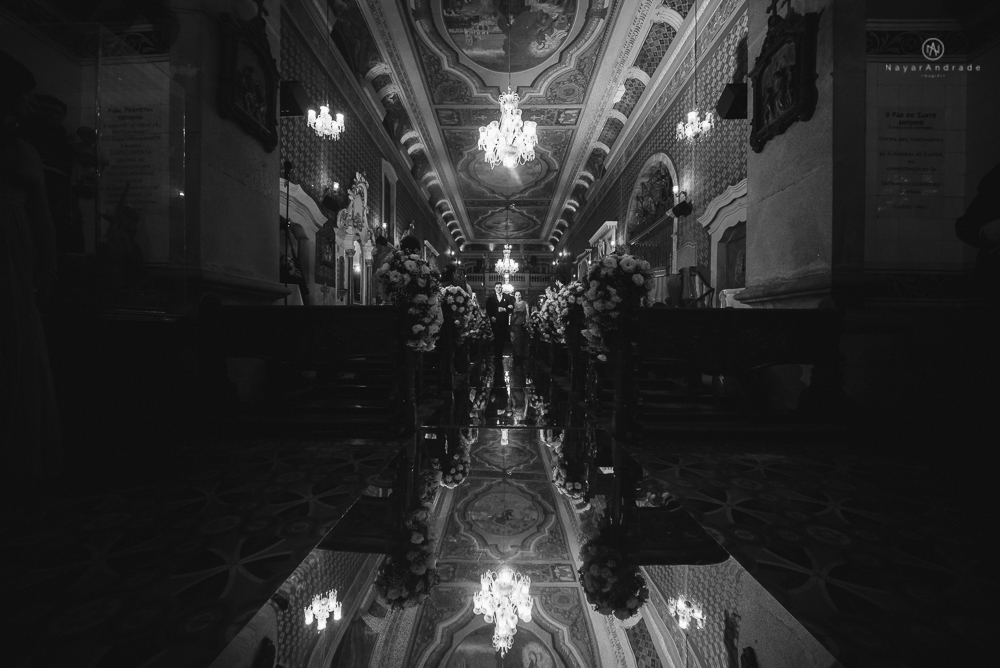 fotografia de casamento na igreja santo antonio do valongo em santos de noite com passarela espelhada e noivos no estilo classico ideias de fotografia de casamento