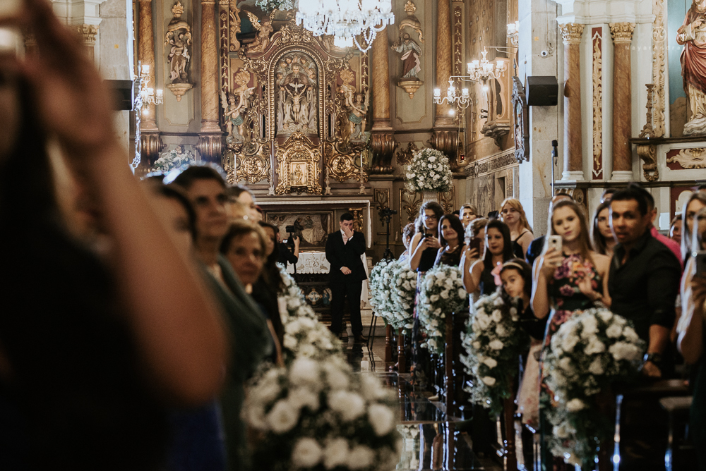 fotografia de casamento na igreja santo antonio do valongo em santos de noite com passarela espelhada e noivos no estilo classico ideias de fotografia de casamento