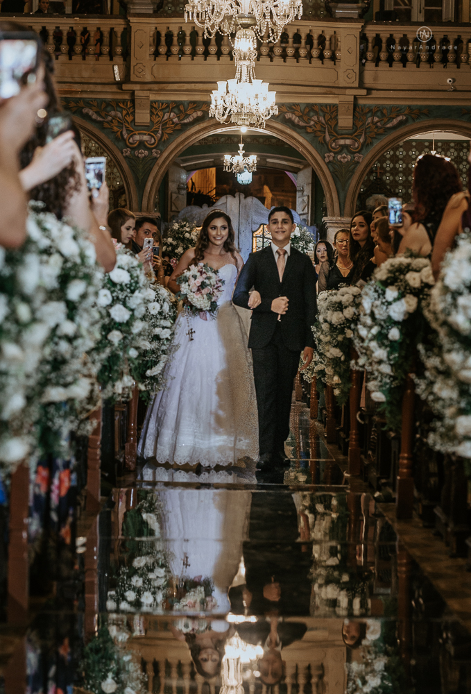 fotografia de casamento na igreja santo antonio do valongo em santos de noite com passarela espelhada e noivos no estilo classico ideias de fotografia de casamento