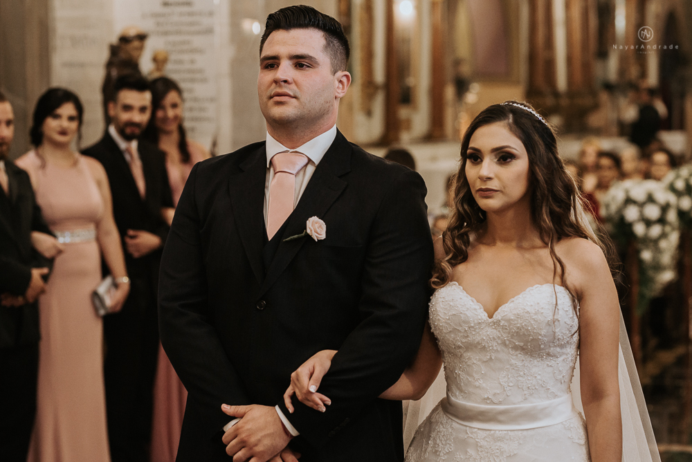 fotografia de casamento na igreja santo antonio do valongo em santos de noite com passarela espelhada e noivos no estilo classico ideias de fotografia de casamento
