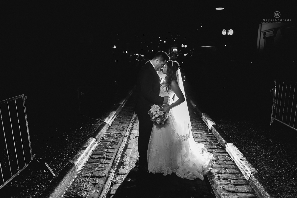 fotos externas de casamento casal no centro historico de santos foto com veu longo mantilha esticado