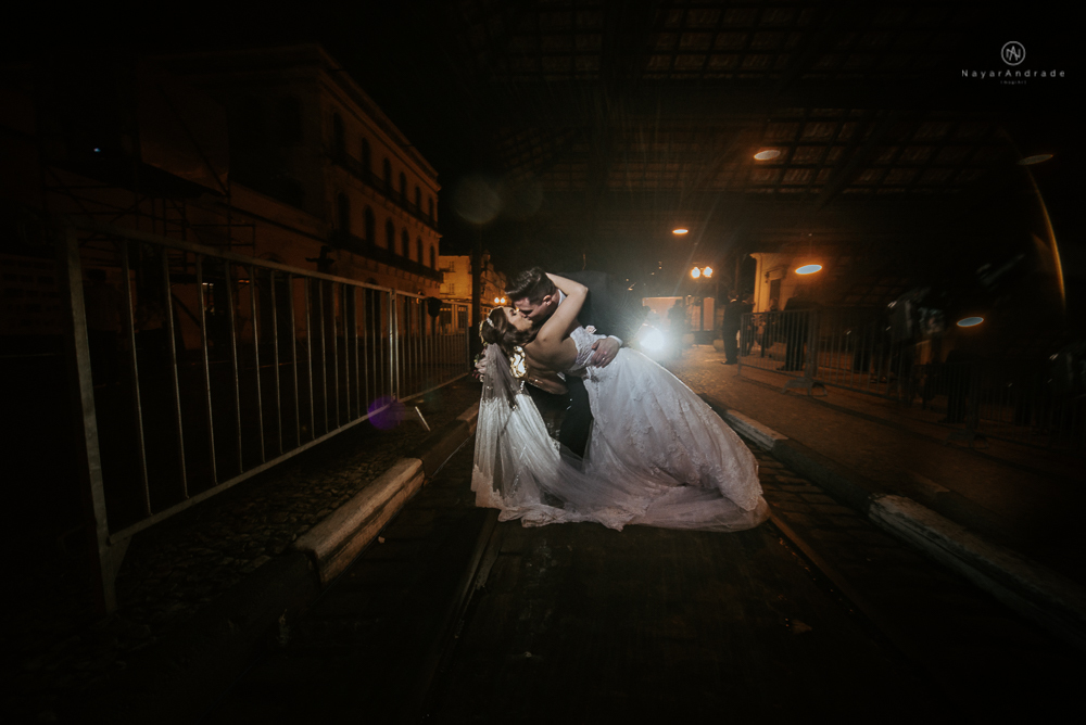 fotos externas de casamento casal no centro historico de santos foto com veu longo mantilha esticado