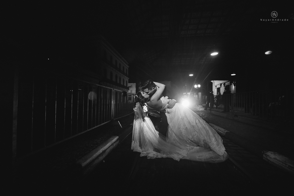 fotos externas de casamento casal no centro historico de santos foto com veu longo mantilha esticado