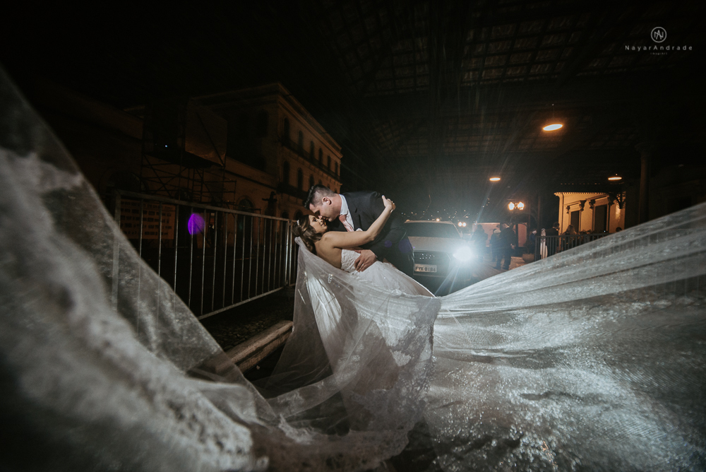 fotos externas de casamento casal no centro historico de santos foto com veu longo mantilha esticado