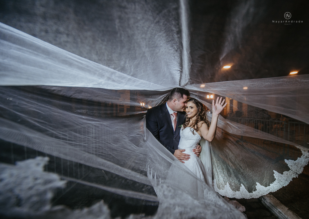 fotos externas de casamento casal no centro historico de santos foto com veu longo mantilha esticado