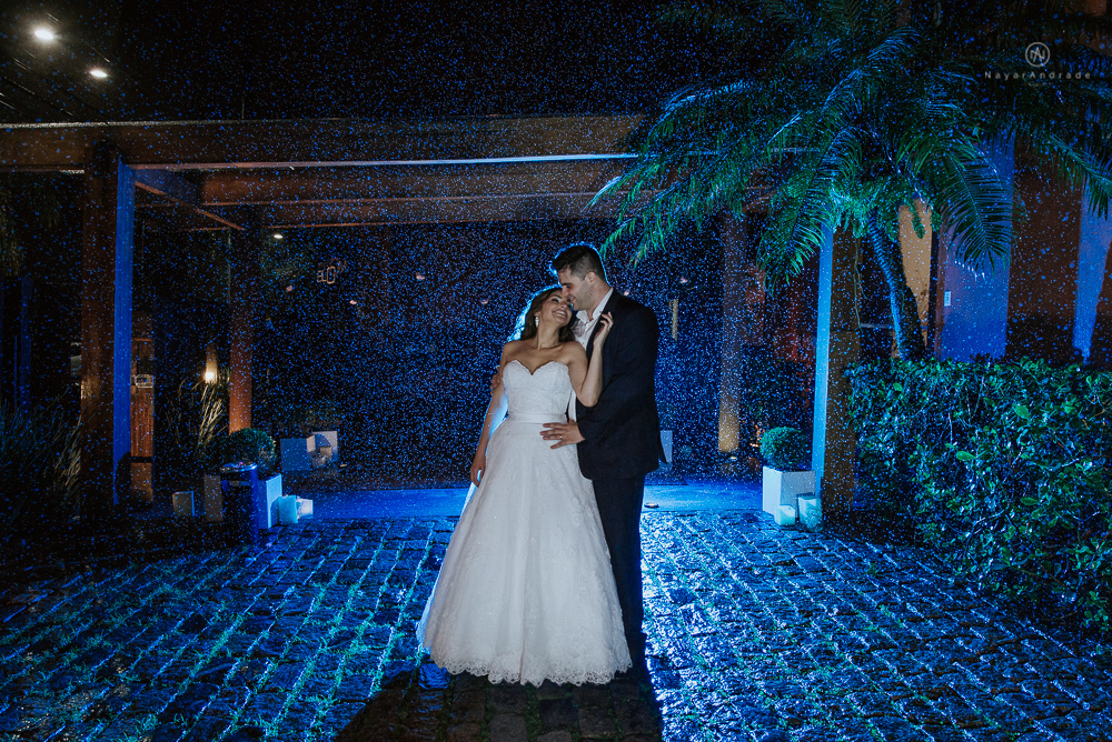 fotografia foto de casamento feito com casal na chuva em santos