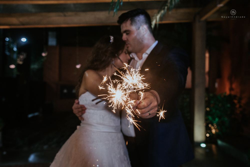 fotografia foto de casamento feito com casal na chuva em santos