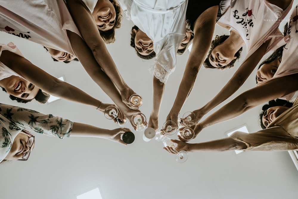 foto das madrinhas brindando com o robe do dia do casaemtno