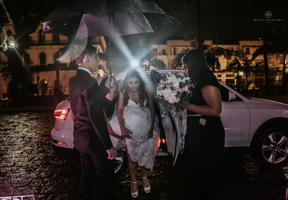fotografia de casamento na igreja santo antonio do valongo em santos de noite com passarela espelhada e noivos no estilo classico ideias de fotografia de casamento