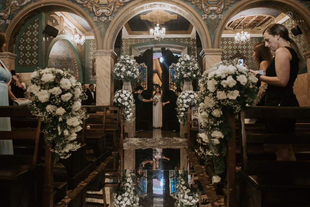 fotografia de casamento na igreja santo antonio do valongo em santos de noite com passarela espelhada e noivos no estilo classico ideias de fotografia de casamento